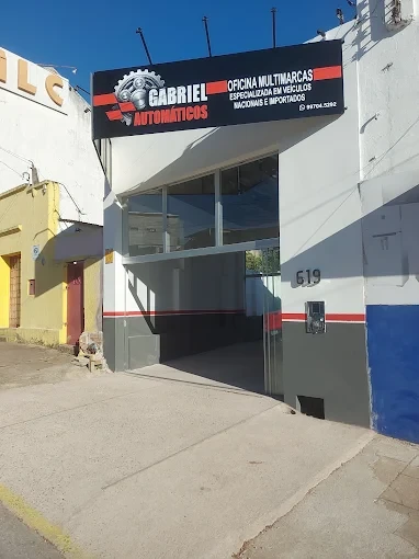 Fachada da oficina Gabriel Automáticos em Bagé, RS, com entrada de veículos